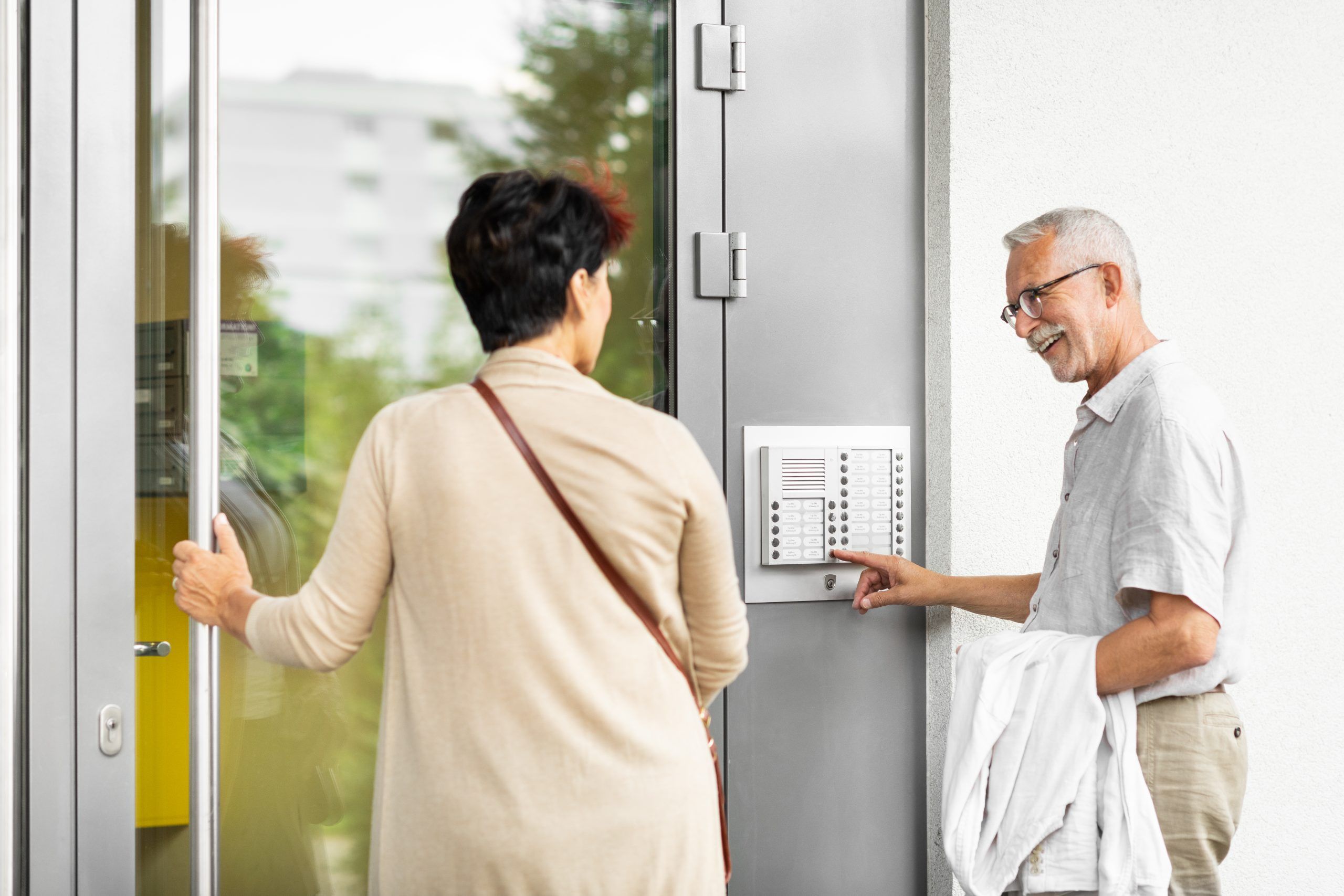 Nuki Opener_use case_intercom_lifestyle image_3 Nuki Smart Lock, cerradura inteligente España Málaga Santander