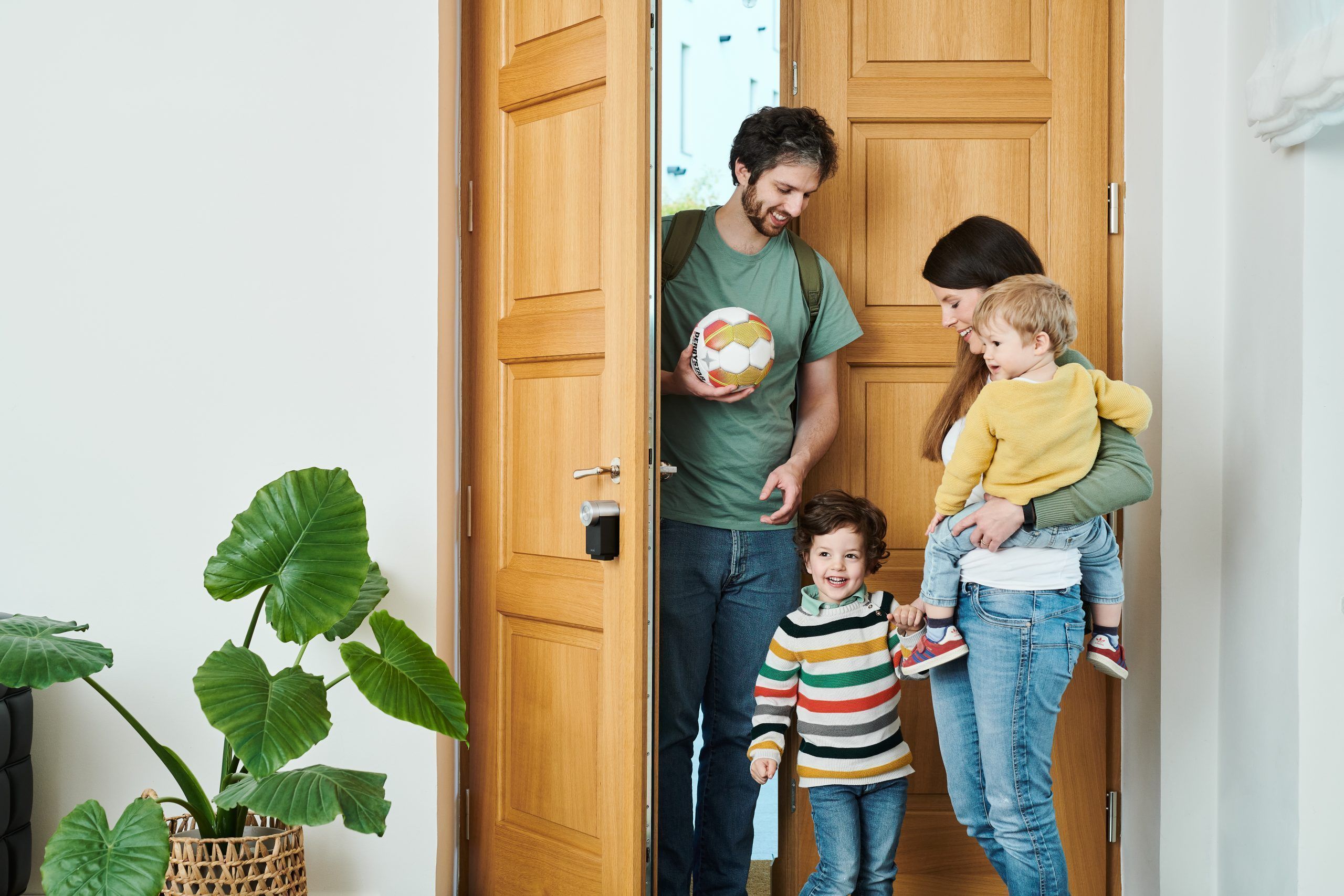 Nuki Smart Lock 3.0 Pro_black_lifestyle image_15 Nuki Smart Lock, cerradura inteligente España Málaga Santander